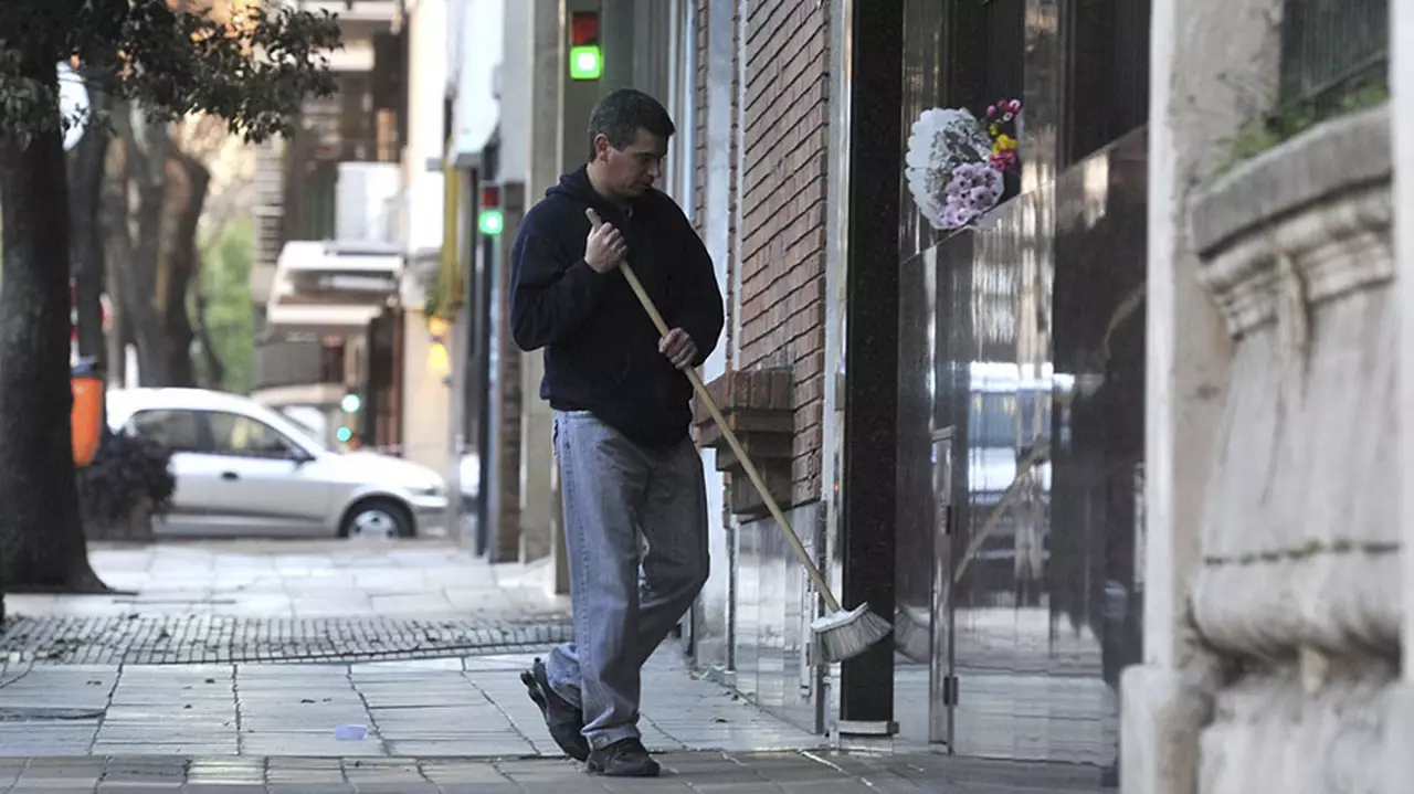 Encargados de edificio cerraron nuevo aumento de sueldo: ¿impactará en las expensas?