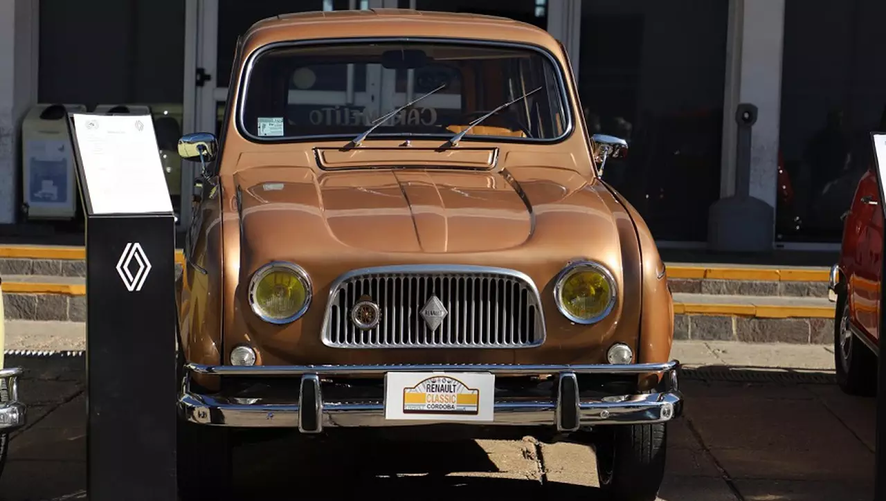 Renault 4: la historia del primer auto hatchback de 5 puertas del mercado argentino