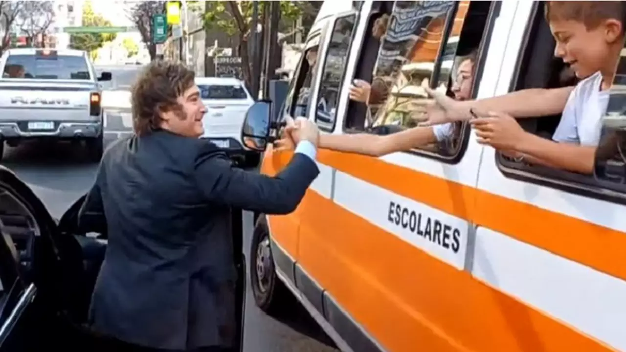 VIDEO | Rumbo a Olivos, Milei se bajó del auto para saludar a un micro escolar