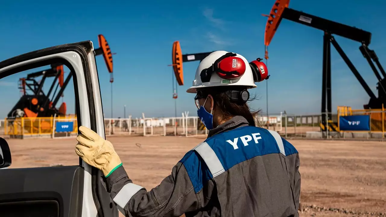 YPF vende yacimientos: dónde se ubican y quiénes son las compañías y empresarios que se harán con las áreas