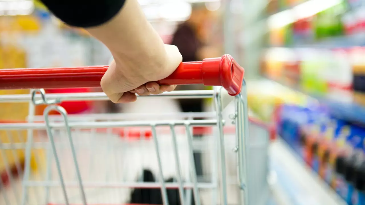 Este supermercado acepta que pagues con dólares "cara chica" y viejos a un valor más alto que el blue