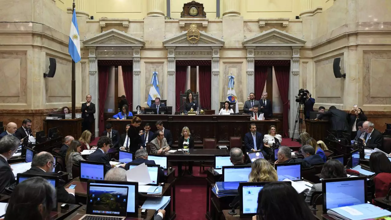 Villarruel convocó a sesión especial del Senado para retrotraer el aumento en las dietas