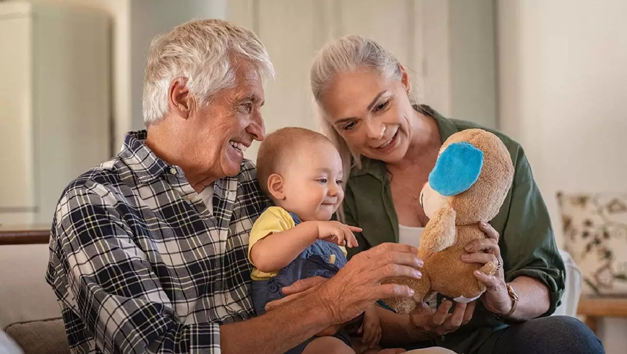 A medida que avanza la "generación plateada", en un país se implementan licencias para abuelos a nivel nacional