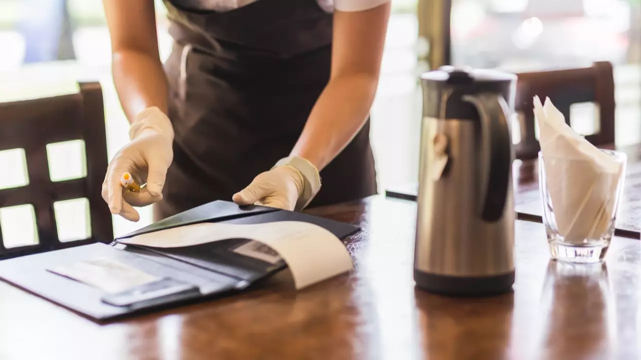 Las propinas, muy cerca de ser obligatorias en bares y restaurantes de la Argentina