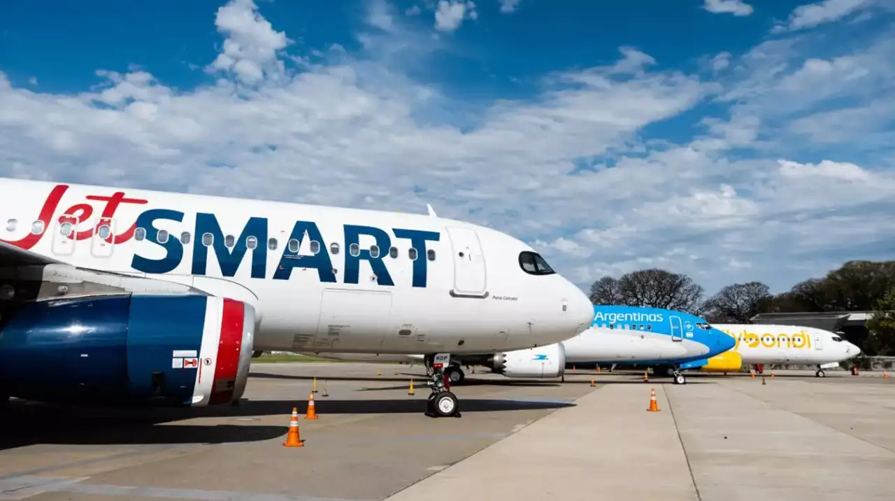 Un pelotón de aéreas multiplica sus servicios desde y hacia el país, en plena batalla por Aerolíneas