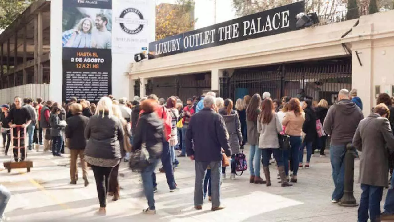 Reabrió The Palace Luxury Outlet el epicentro de la ropa barata: cómo llegar y qué descuentos tiene