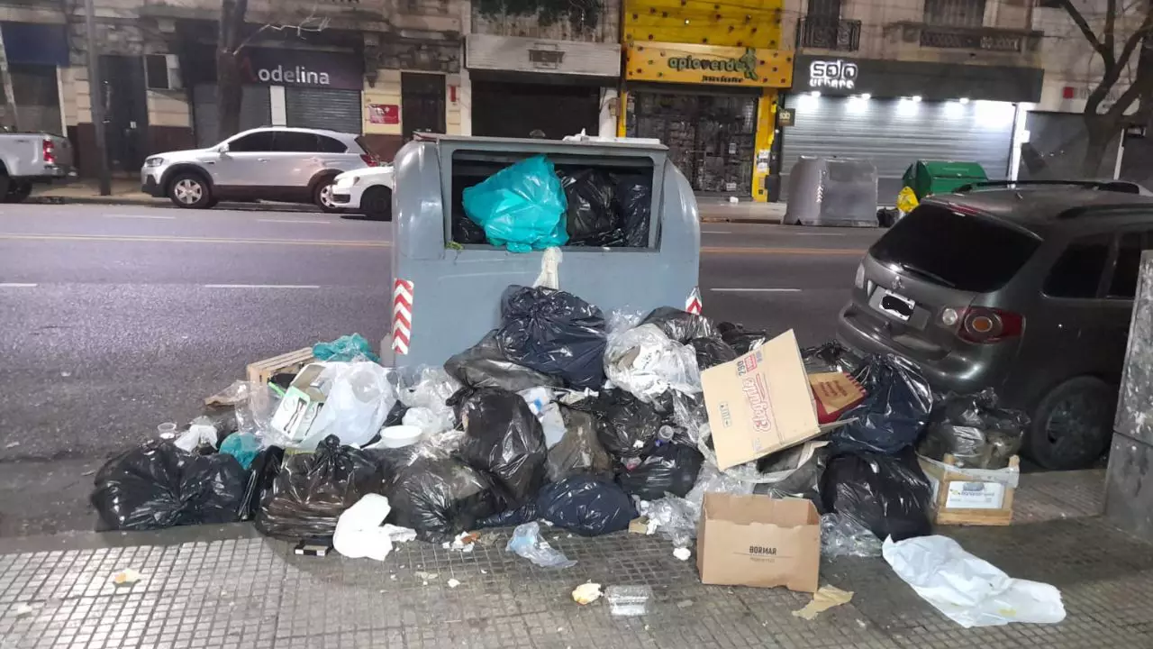 Protesta de Camioneros afecta la recolección de residuos y se acumula basura en la Ciudad