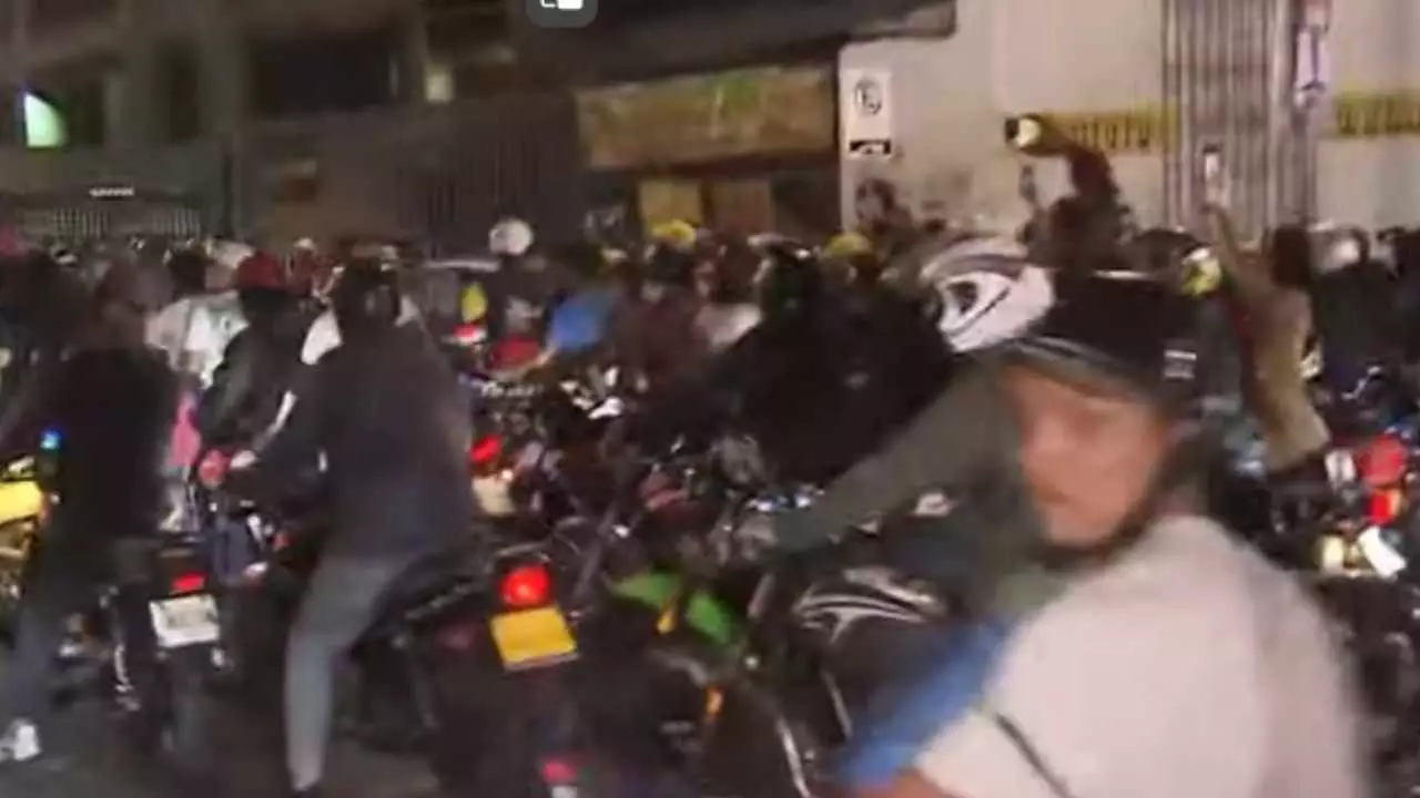 Crece la tensión en Venezuela: motociclistas pro Maduro hirieron a un hombre en un centro de votación