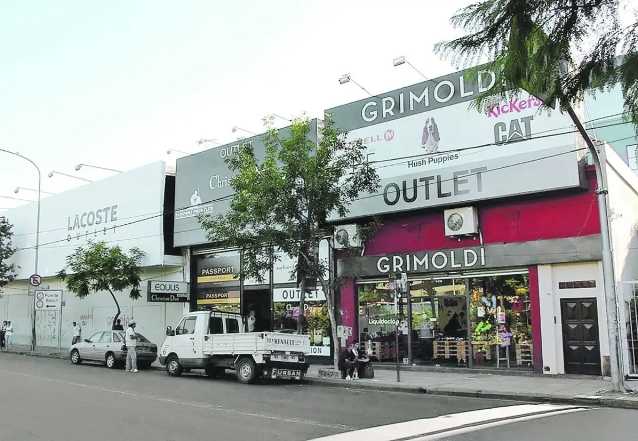 El boom de los Outlets de Barracas para comprar ropa BARATA