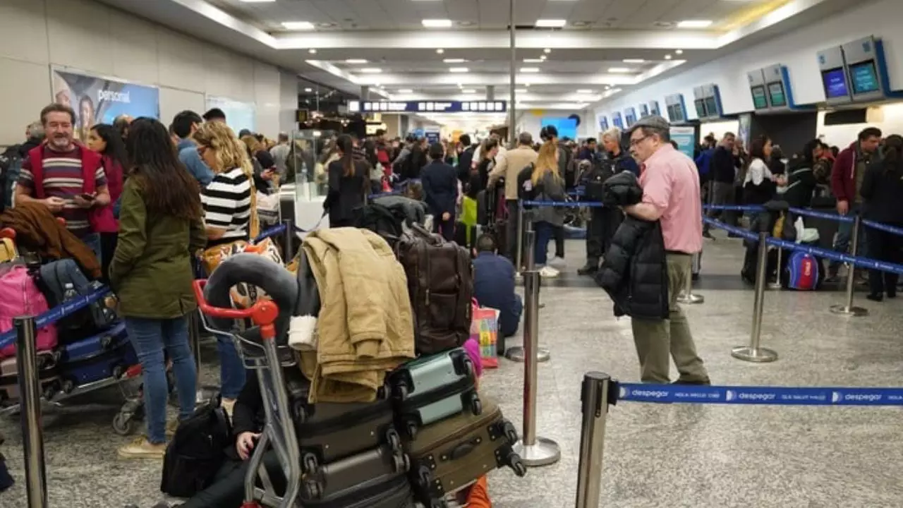 Paro de aeronáuticos: miles de pasajeros afectados en el Aeroparque y así seguirá la protesta