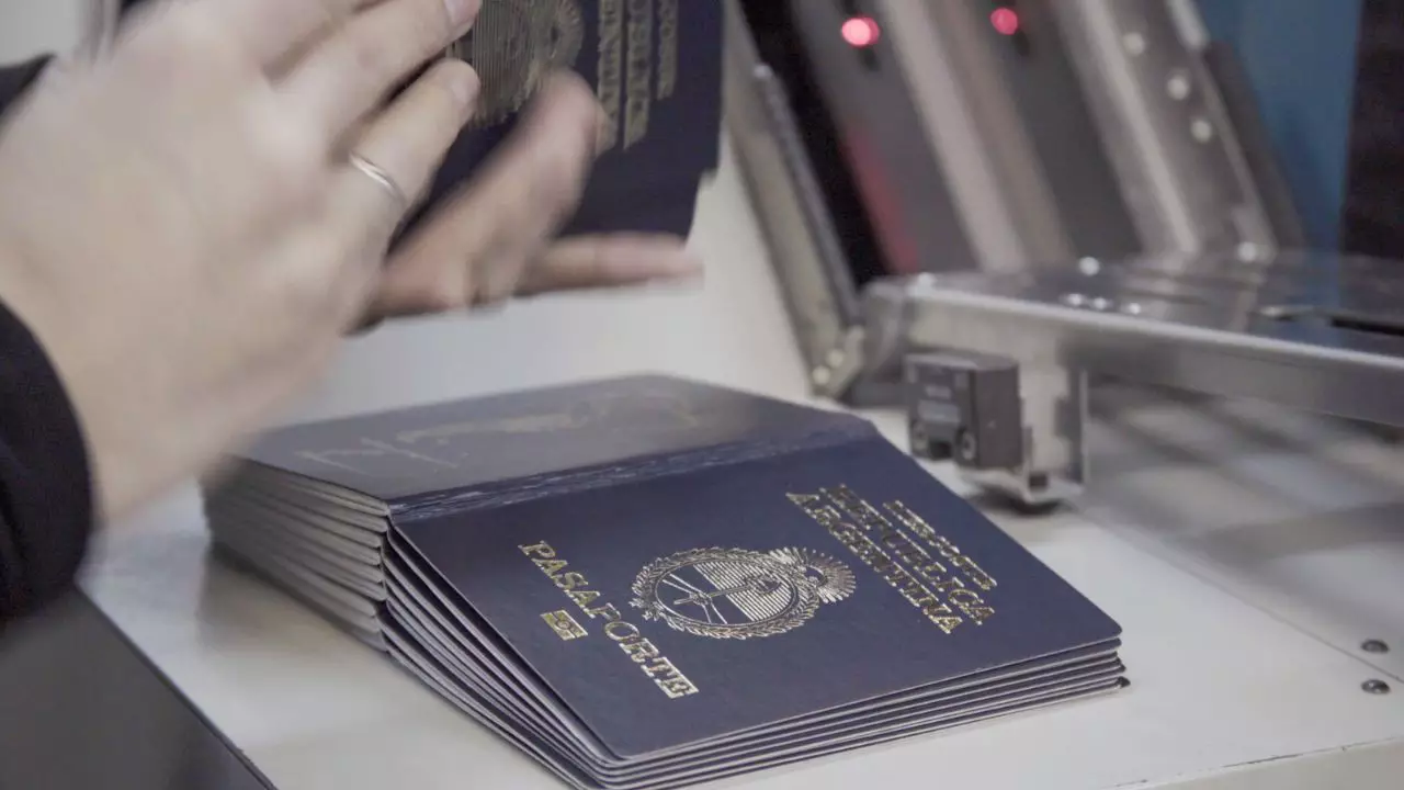 VIDEO | El pasaporte argentino tiene un chip que puede leerse con un celular: para qué sirve