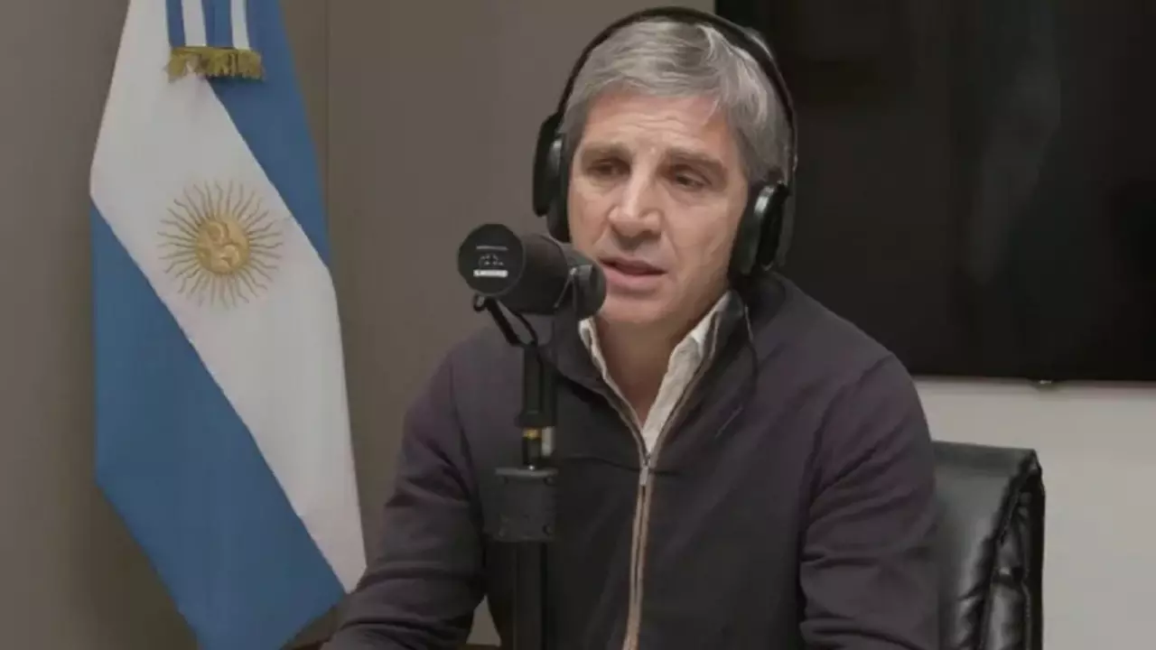 Caputo confirmó que se viene una tarjeta en dólares y que ya se pueden hacer facturas en dicha moneda