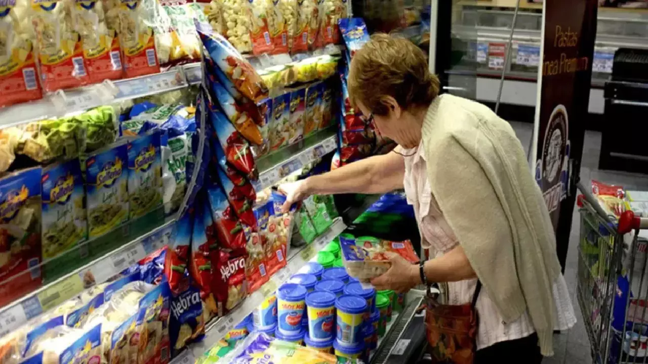 Con una jubilación indigente, esto es lo que puede comprar un jubilado en el supermercado