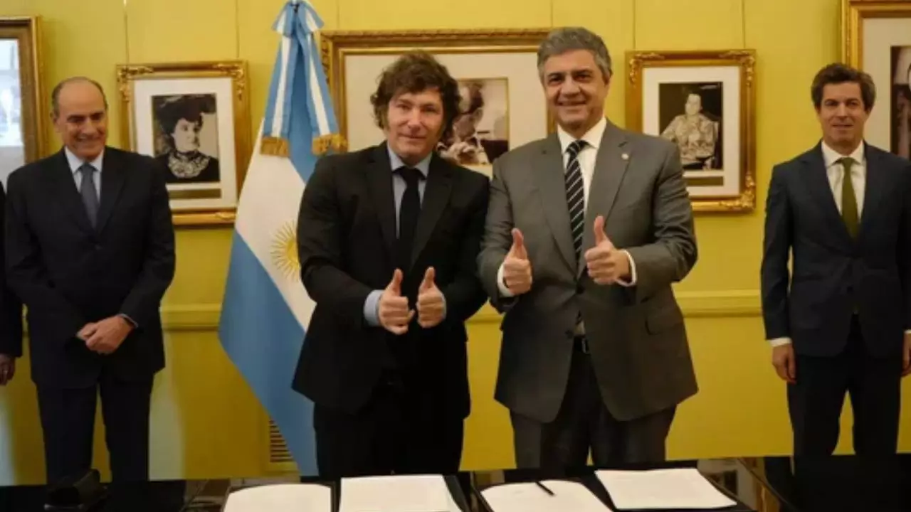 Javier Milei y Jorge Macri firmaron el traspaso de 31 líneas de colectivos a la Ciudad de Buenos Aires