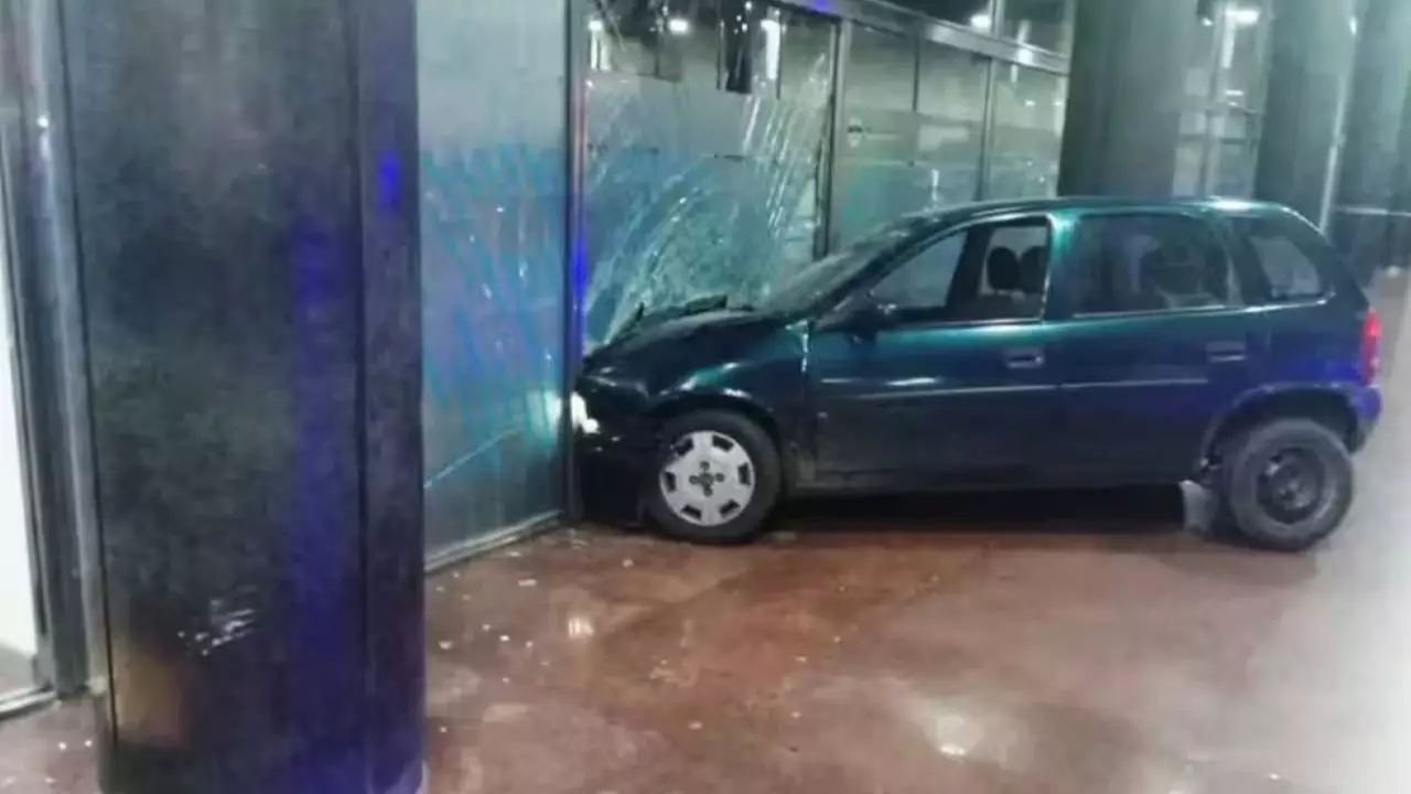 Video | No le aprobaron un crédito, se subió al auto y lo estrelló contra un banco de Rosario