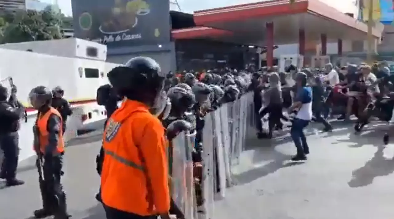 Tensión en Venezuela: protestas y enfrentamientos con la policía en las calles de Caracas