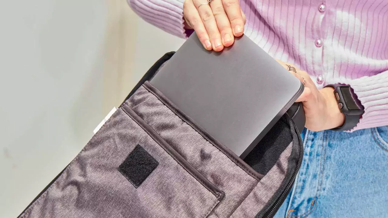 Polémica por kits bienvenida: ¿la mochila y la notebook son de la empresa o del empleado cuando renuncia?