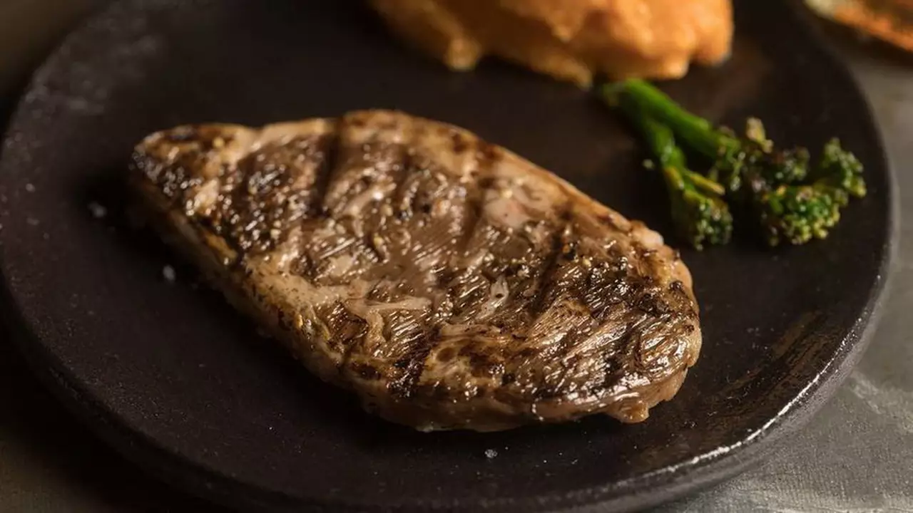 Lo imposible se logró: ya podés comer un bife de carne roja creado en laboratorio