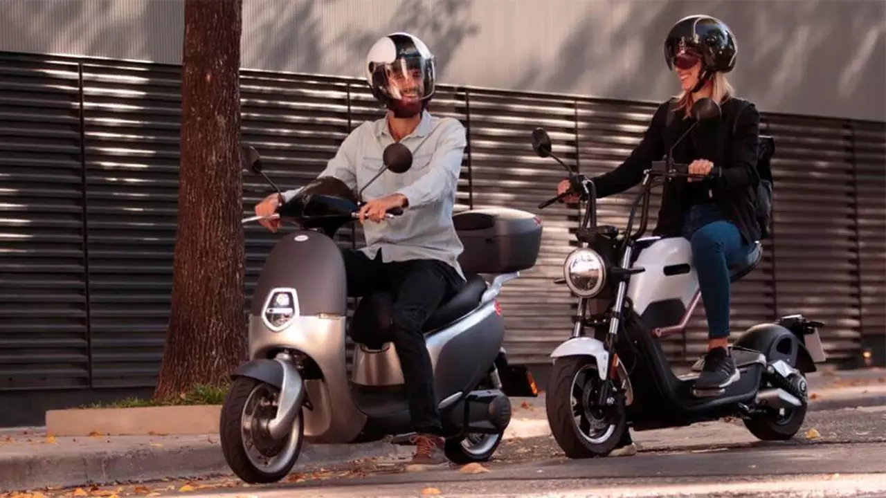 Crece el uso de motos eléctricas para ir a trabajar: qué modelos hay y de cuánto es el ahorro frente al auto