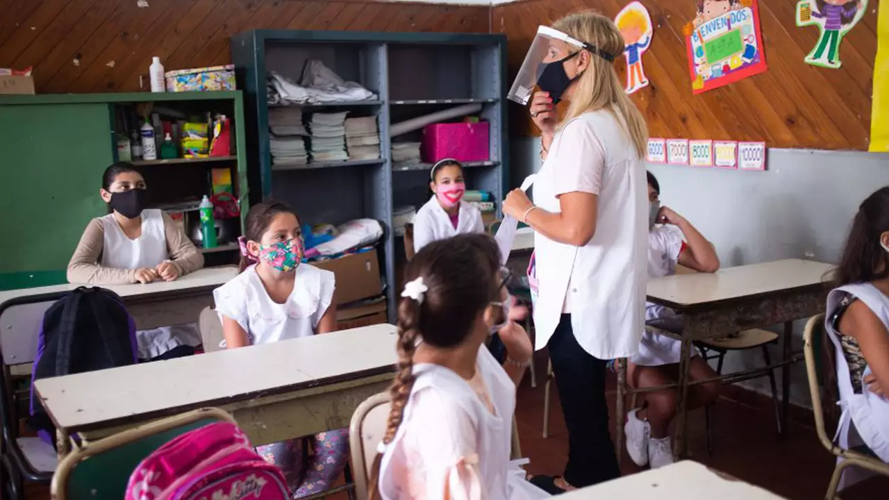 Habrá clases presenciales en la Ciudad desde este lunes, en un duro revés para Alberto Fernández