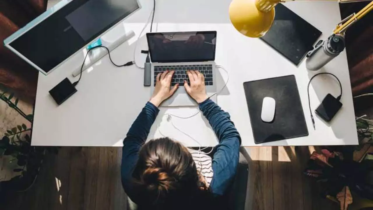 Ya está vigente la Ley de Teletrabajo: a qué trabajadores se aplica y qué derechos protege