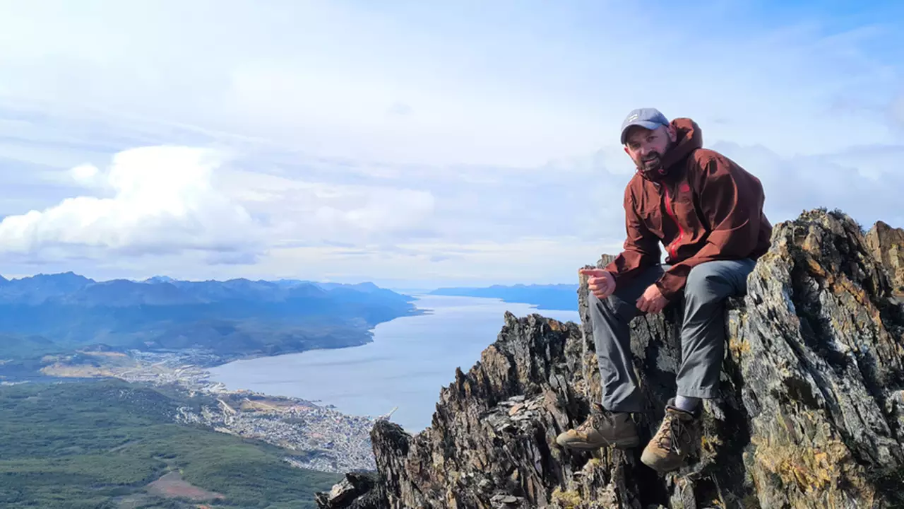 Una mochila por un árbol: creó una línea de bolsos de material vegetal y ayuda a reforestar la Patagonia