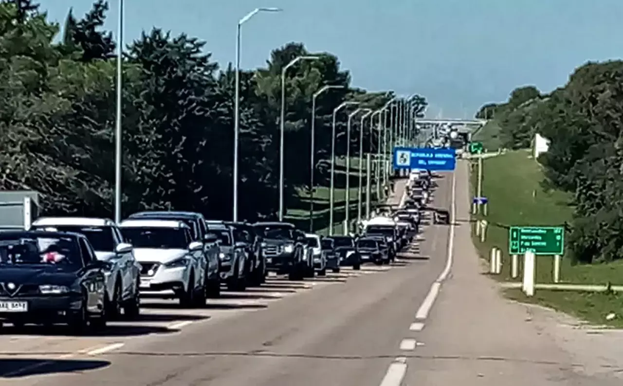 Impresionante éxodo turístico en Uruguay: hasta 7 kilómetros de fila para cruzar en auto a Argentina