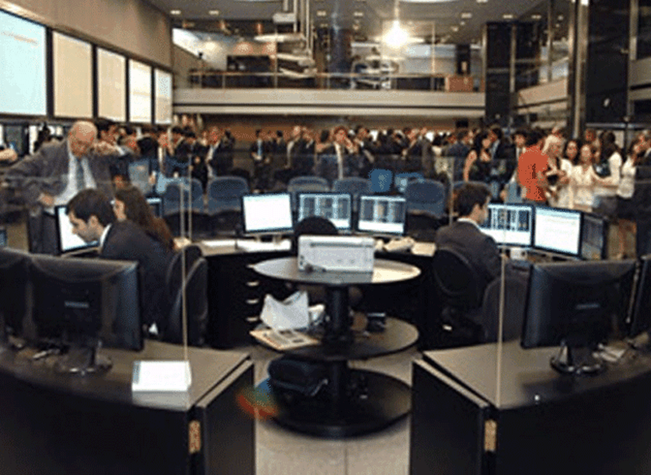 Estudian medidas para desarmar la bomba de tiempo del dólar futuro