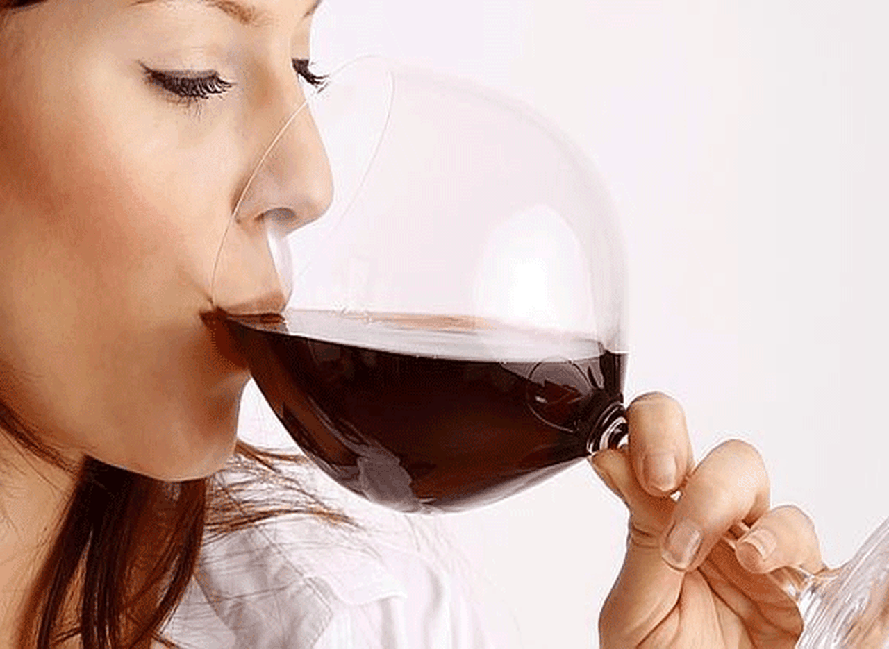 Recomiendan tomar una copa de vino al dí­a para "protegerse" de la depresión