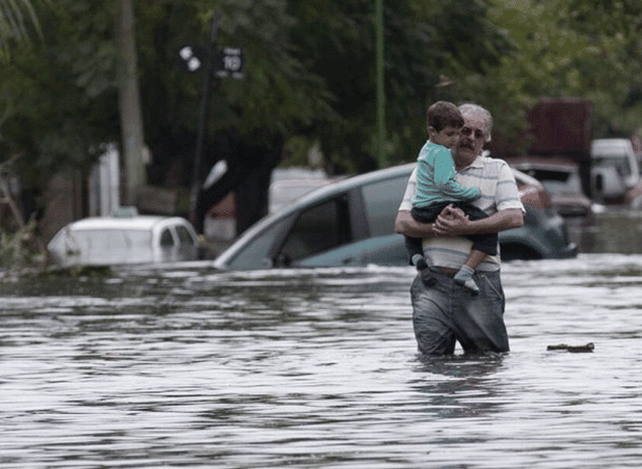 Daniel Scioli declaró la emergencia para los distritos afectados por las inundaciones