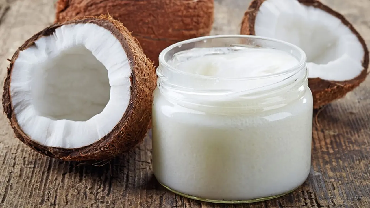 El aceite de coco puede ayudar a ingerir grasa diariamente