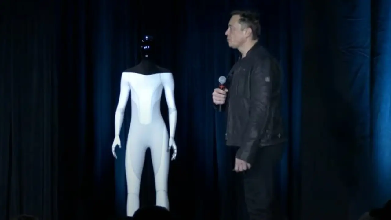 Musk junto a su robot Optimus.
