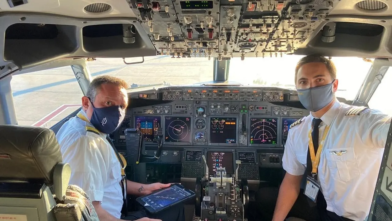 Flybondi busca incorporar a más pilotos y tripulantes de cabina