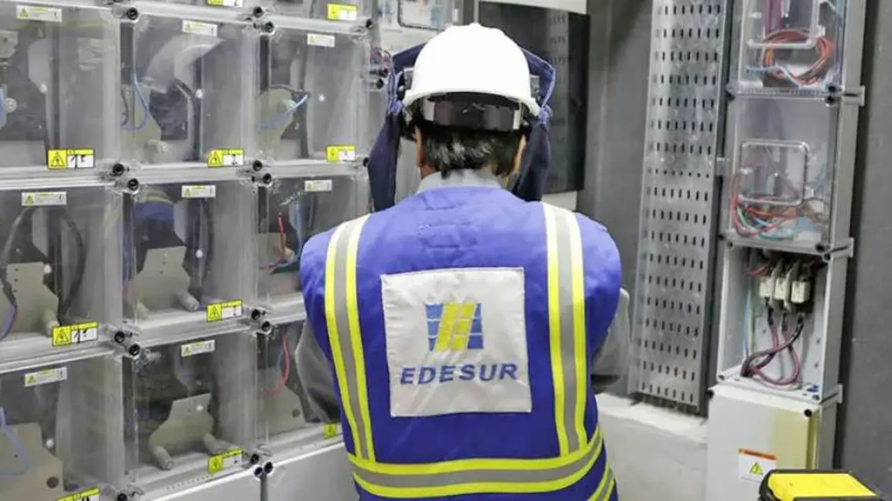 La mayor distribuidora eléctrica del país recibe fondos para sobrevivir