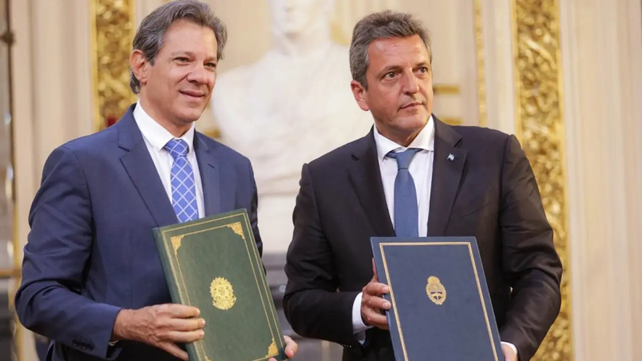 Fernando Haddad, ministro de economía brasileño, junto a su colega argentino Sergio Massa: avanza la gestión por la 