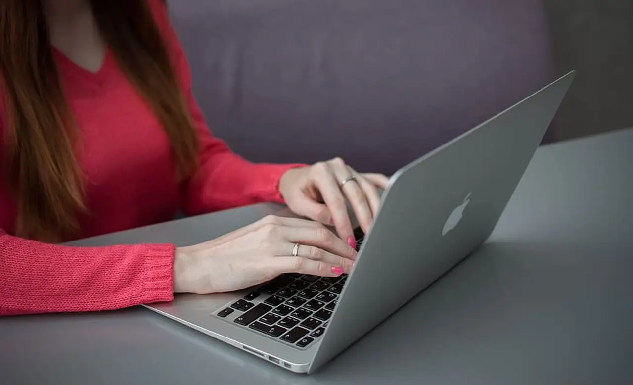 Las computadoras macOS no tienen una tecla específica para hacer capturas de pantalla