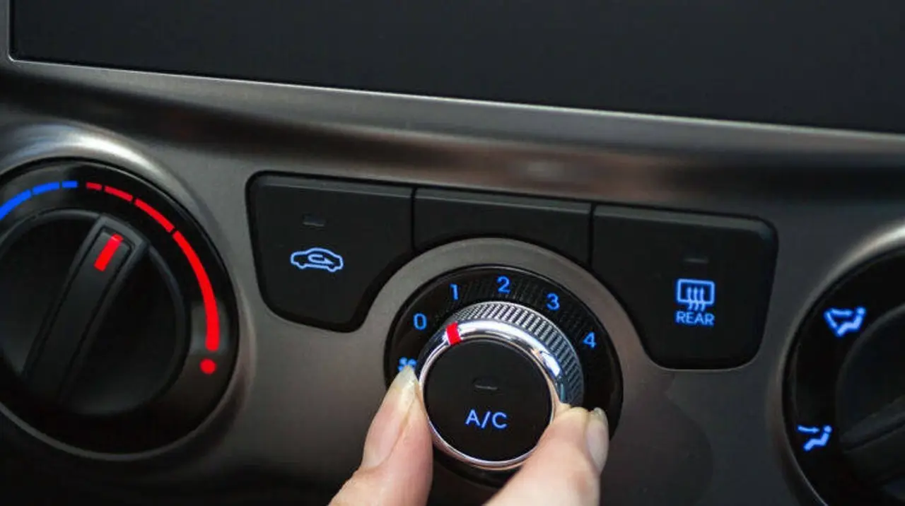 El botón de recircular el aire suele tener un auto con una flecha