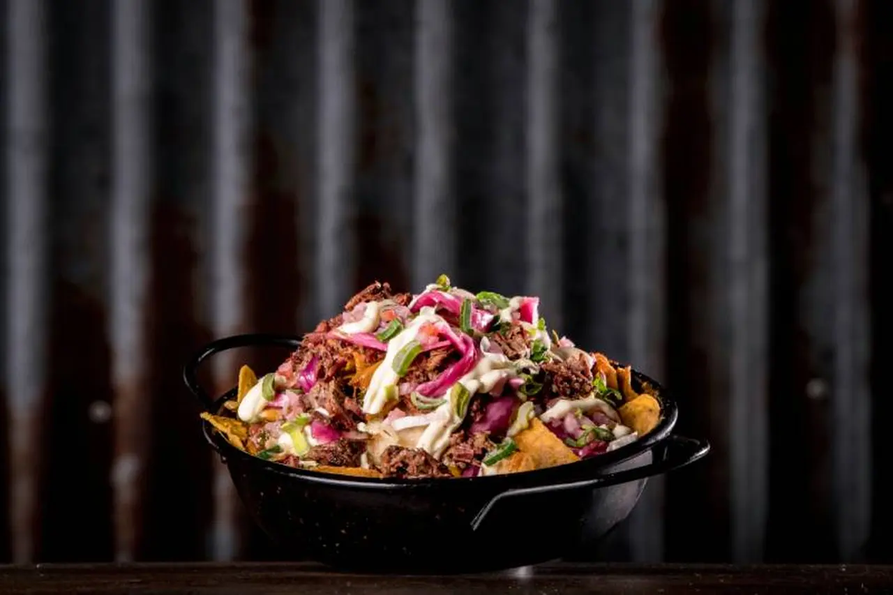 Hamburguesas y nachos para acompañar una cerveza artesanal de la variedad que más te guste. 
