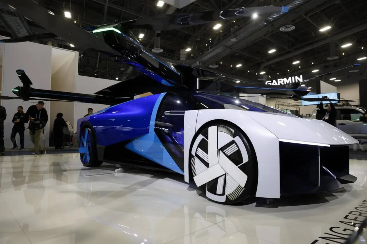 presentó dos prototipos de autos voladores