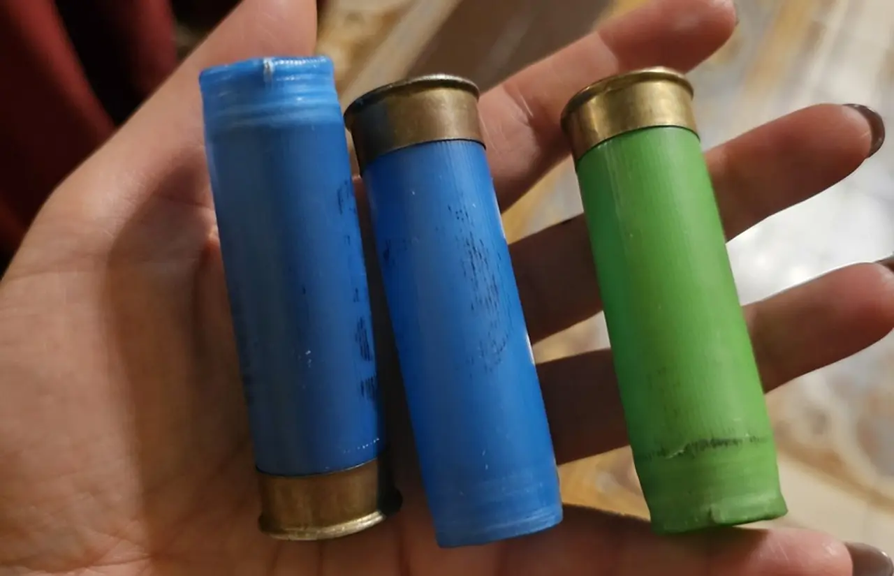 Tres de los cartuchos que la Policía utilizó para 