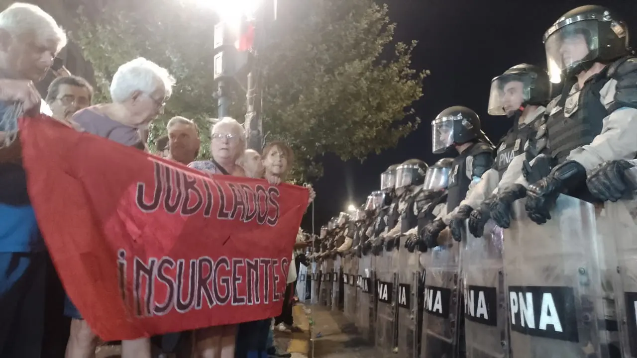 Un grupo de jubilados no dudó en hacerle frente a la Policía en plena movilización.