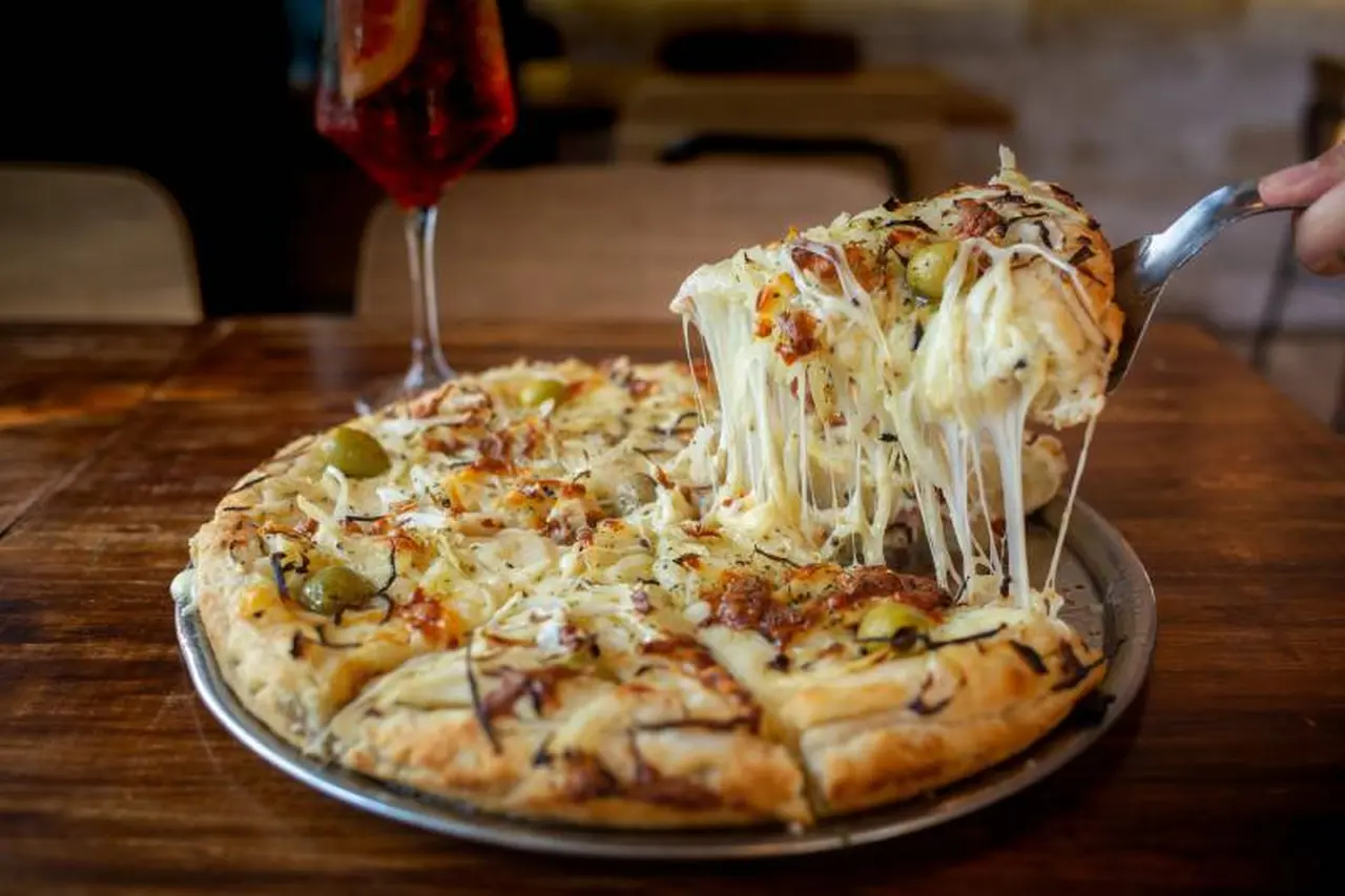 Con abundante queso, como nos gusta a los argentinos. 