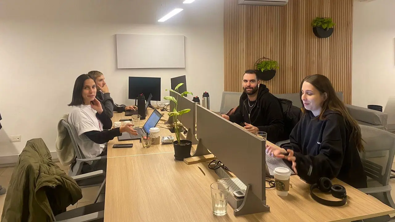 En Ramped trabajan 9 personas de manera directa y trabajan para alrededor de 12 clientes con influencers de todo el mundos