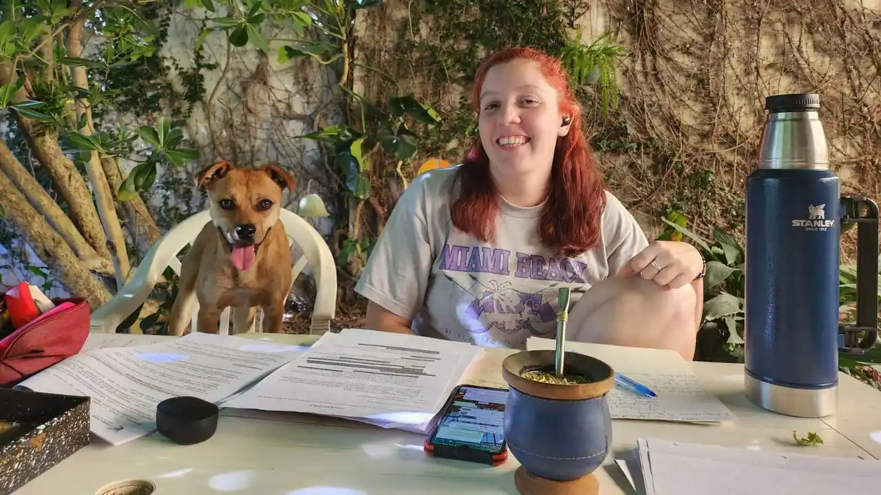  Eugenia cuida a las mascotas como propias asegurándose que nos les falte nada, ni su ración de comida diaria y ni las caricias que están acostumbradas a recibir