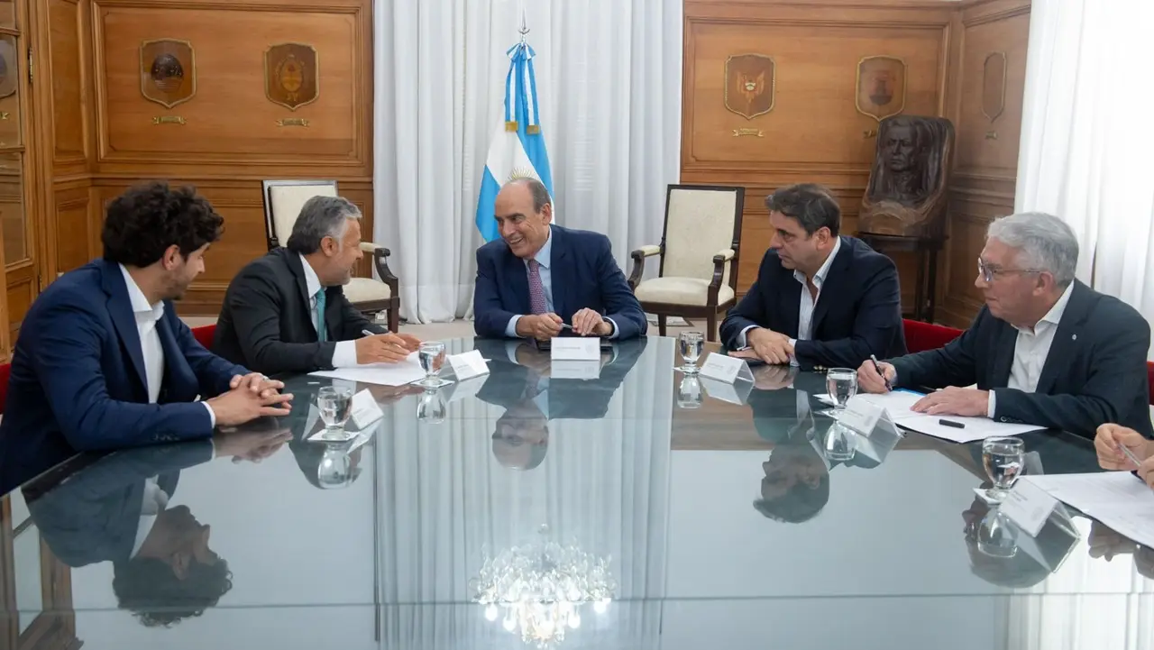 El nuevo jefe de Gabinete, Guillermo Francos, firmó acuerdos con el gobernador de Mendoza, Alfredo Cornejo, entre otros mandatarios provinciales.