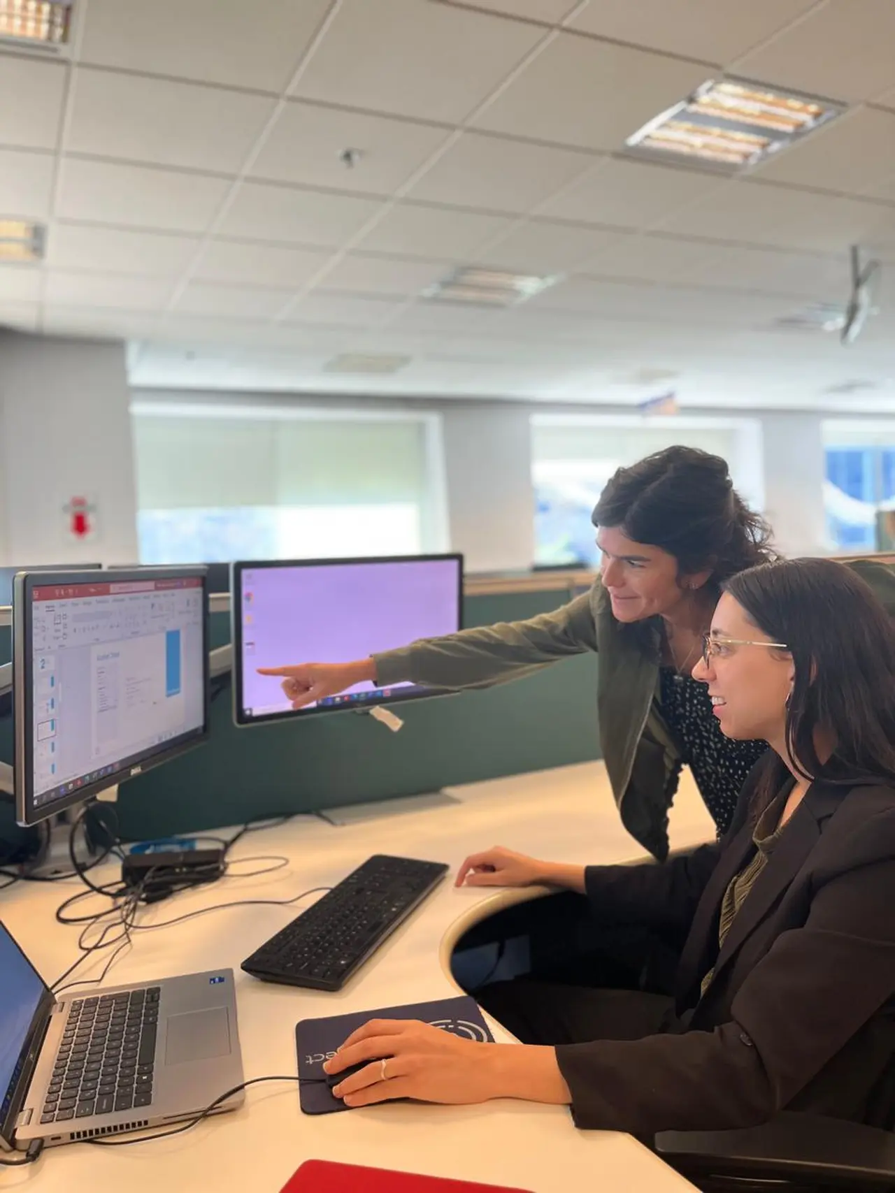 Jóvenes profesionales se quedan en el país aprovechando prácticas muy extendidas a través de los Centros de Servicios Globales o Global Business Center