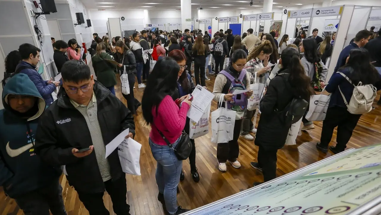 1.200 estudiantes universitarios participaron de Expo Empleo Barrial en Balvanera