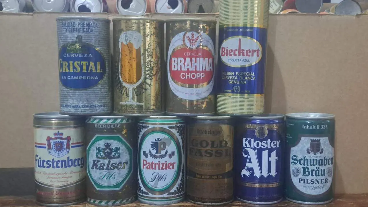 Las latas más antiguas de su colección de los años 50 y de cuando se hacían de hojalata