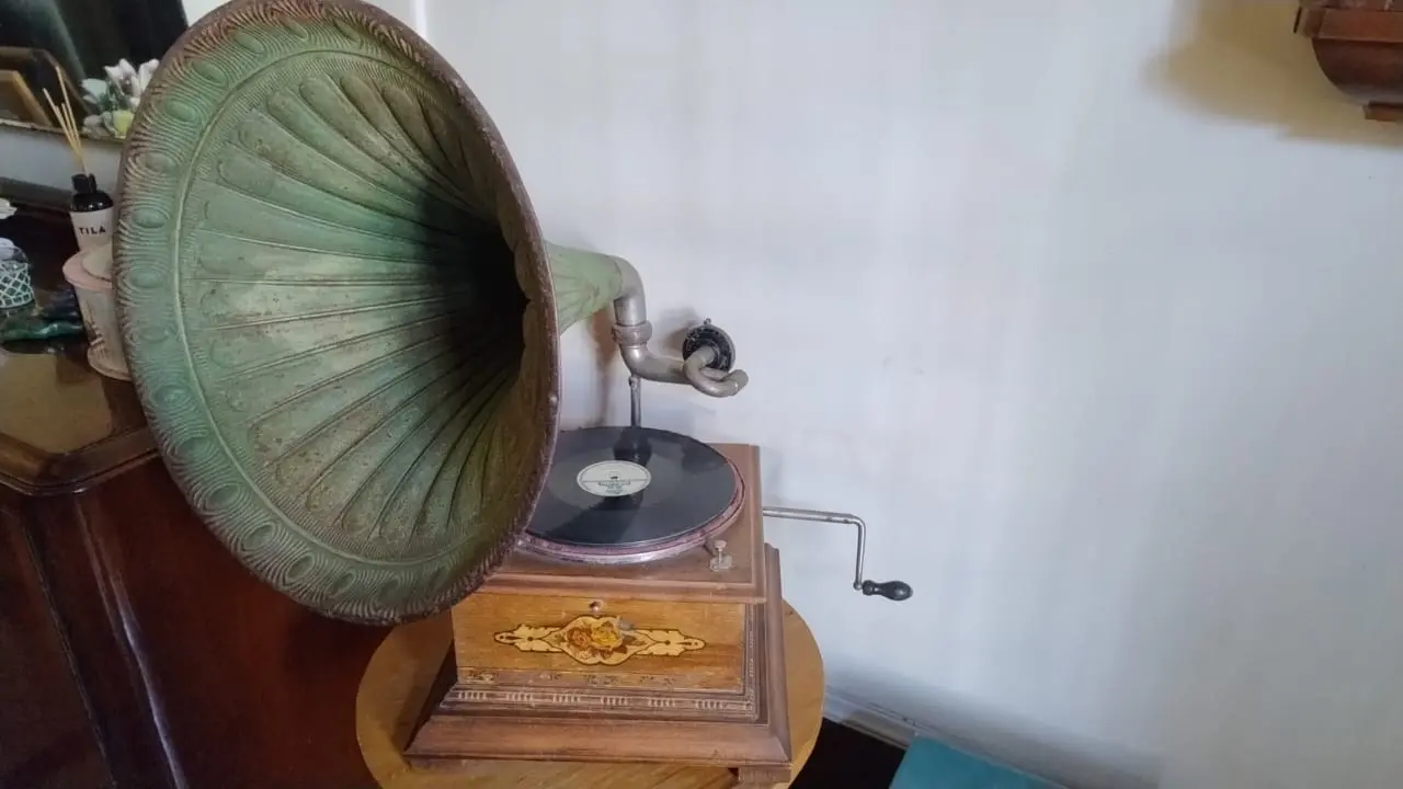 Un tanto por la tecnología, el diseño y su historia, Di Giuseppe hace crecer su colección de más de 90 radios con objetos a relacionados como esta Fonola Lord de 1914