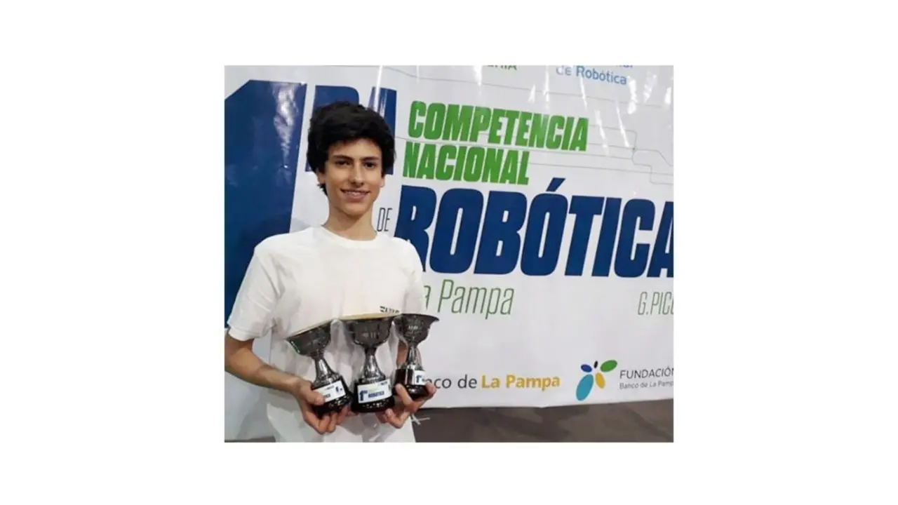 A los 14 años se quedó con el premio mayor como Campeón de la Competencia Nacional de Robótica